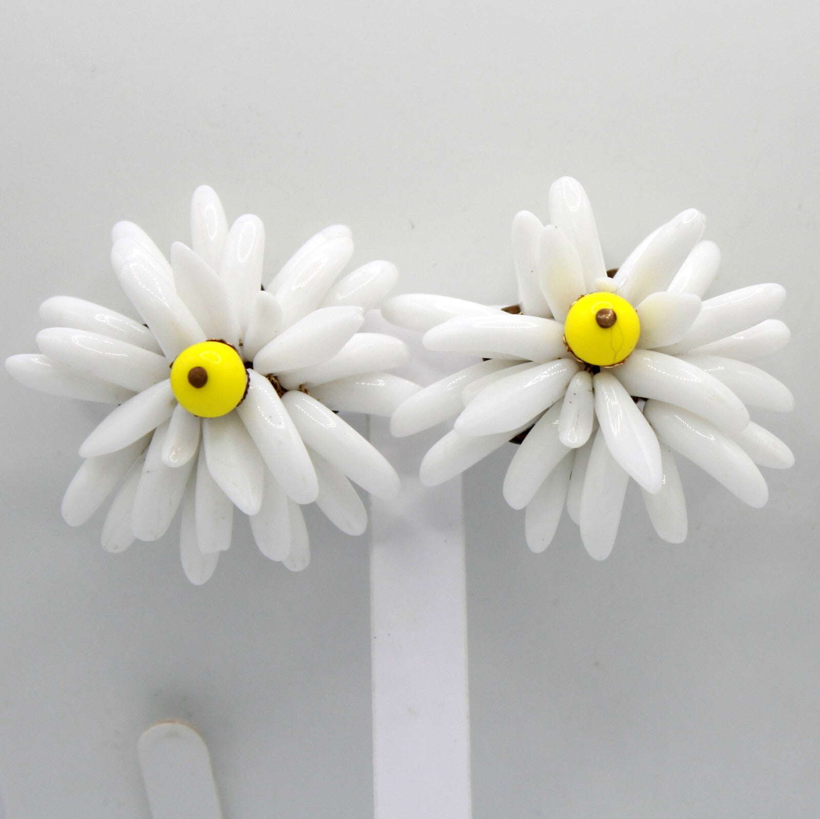 VTG White Glass Petal Daisy Flower Yellow Bead Necklace Bracelet Earrings Set