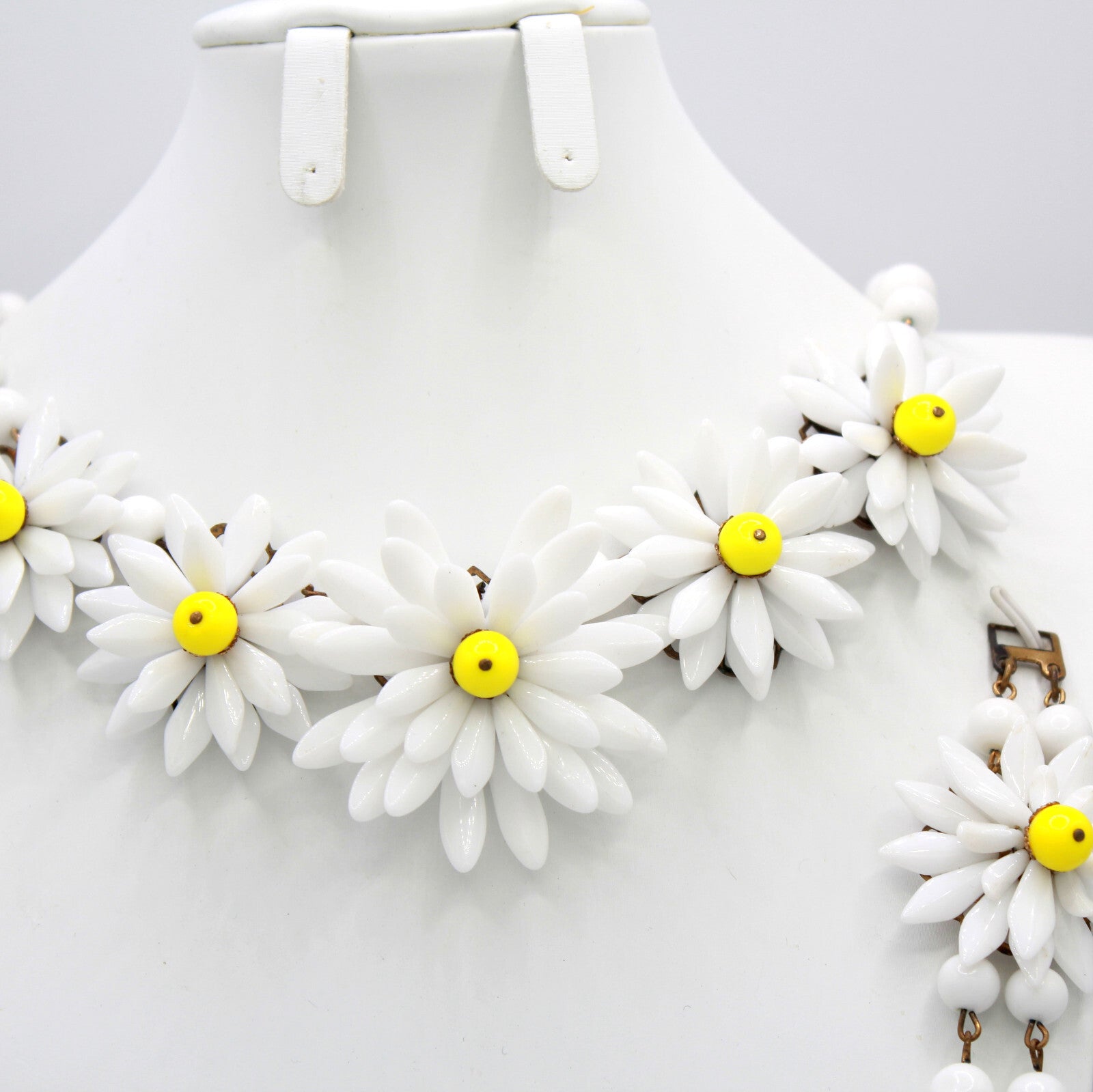 VTG White Glass Petal Daisy Flower Yellow Bead Necklace Bracelet Earrings Set