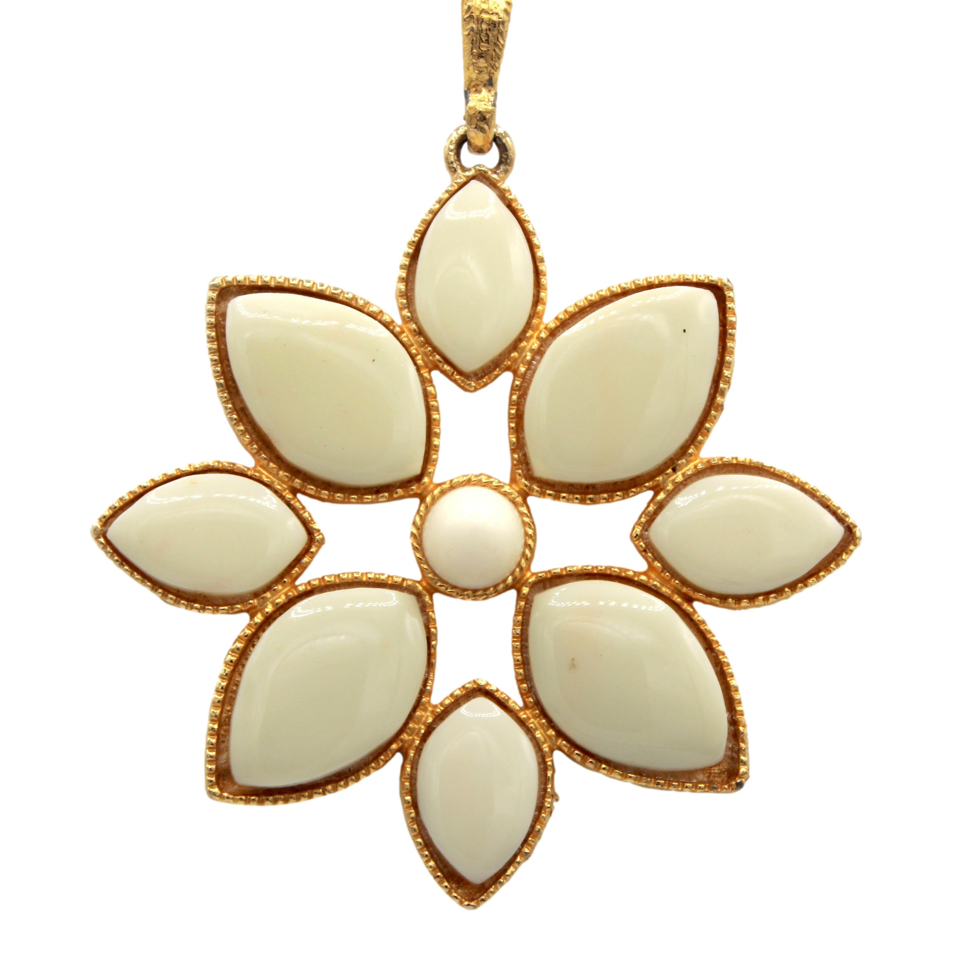 Vintage JULIANA Cream Lucite Figural Flower Pendant Neckring Necklace IIJJ#8628