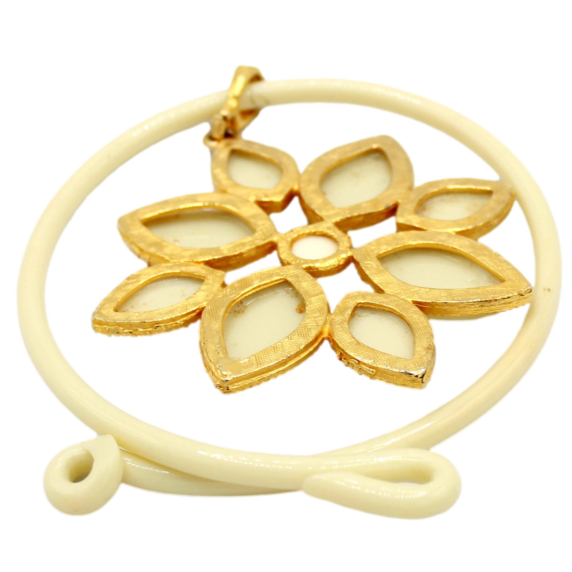 Vintage JULIANA Cream Lucite Figural Flower Pendant Neckring Necklace IIJJ#8628