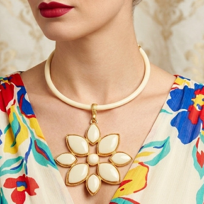 Vintage JULIANA Cream Lucite Figural Flower Pendant Neckring Necklace IIJJ#8628