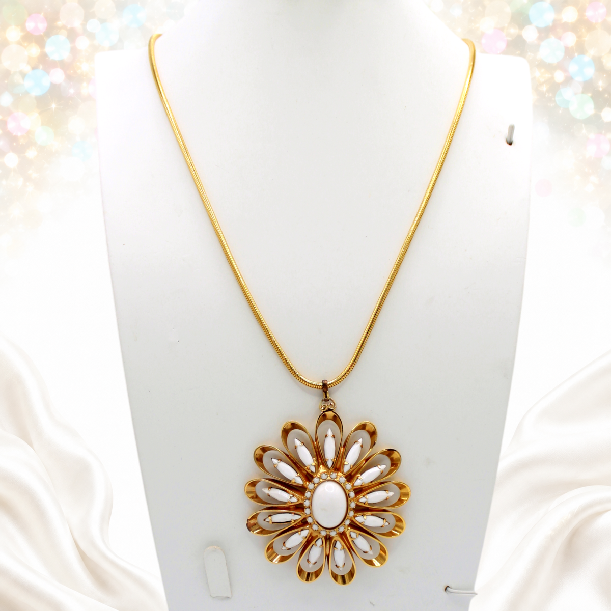 Vintage Juliana White Cabochon Rhinestone Flower Pendant Necklace IIJJ#4211
